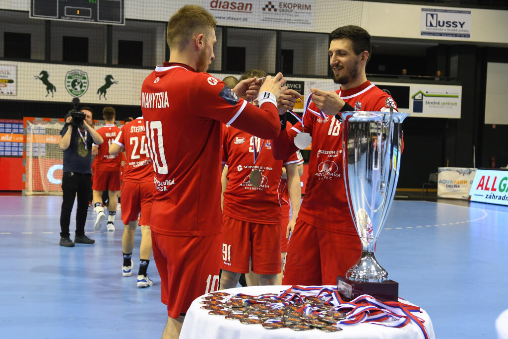 Na snímke strieborné medaily si hádzanári MŠK Považská Bystrica brali sami v treťom zápase finále play off Niké Handball Extraligy mužov v hádzanej Tatran Prešov – MŠK Považská Bystrica.