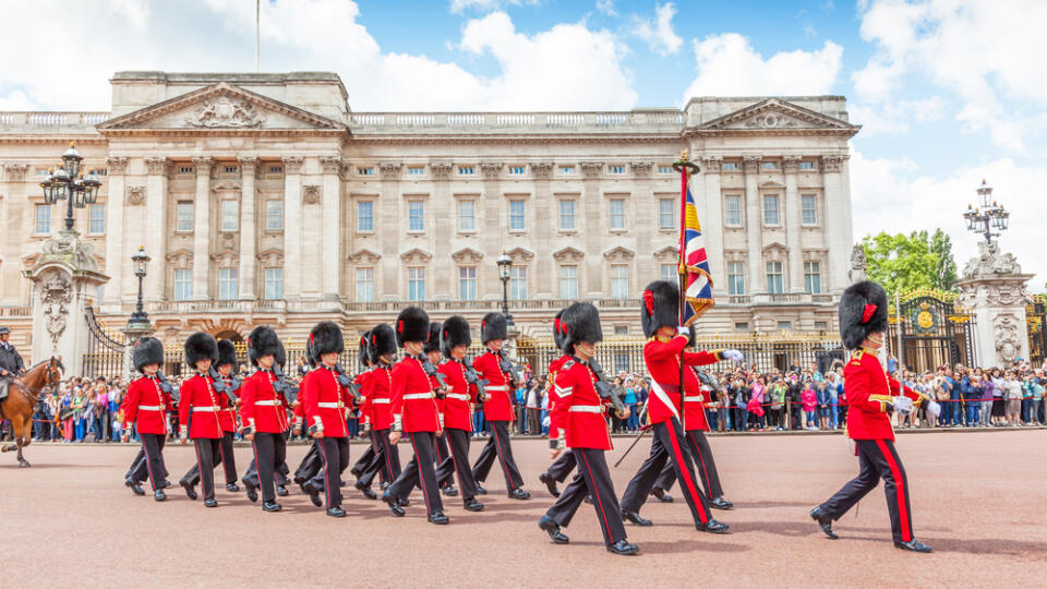 Buckinghamský palác je oficiálnym londýnskym sídlom britského panovníka a najväčšou kráľovskou pracovňou na svete.