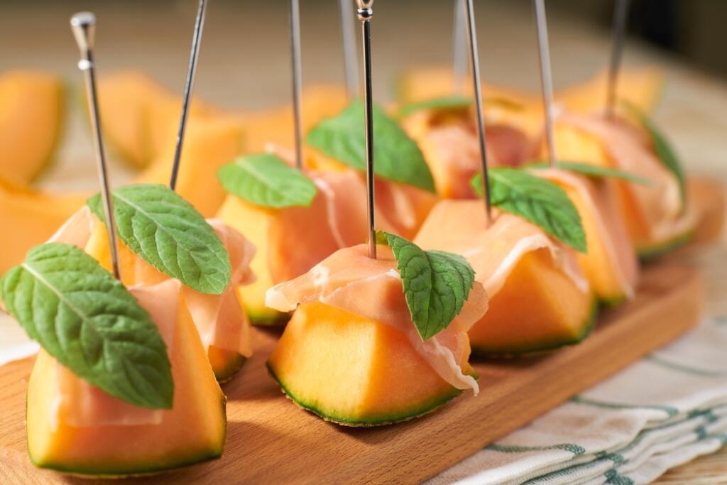 Cantaloupe,Melon,And,Prosciutto,Ham,On,A,Ceramic,Bowl,,Selective