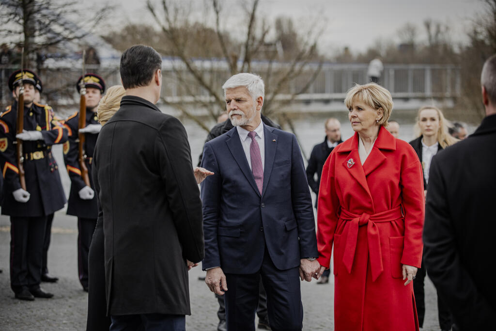 Za ruky: Petr Pavel s manželkou Evou pôsobia ako čerstvo zamilovaná dvojica.
