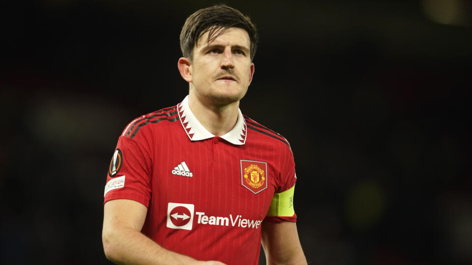 WA 2 archív Manchester - Na archívnej snímke z 13. apríla 2023 futbalista Manchestru United Harry Maguire odchádza z ihriska po úvodnom štvrťfinálovom zápase Európskej ligy Manchester United - Sevilla v Manchestri. Futbalový klub Manchester United odmietol ponuku West Hamu United v hodnote 20 miliónov libier za prestup Harryho Maguirea. FOTO TASR/AP
FILE - Manchester United's Harry Maguire walks off the pitch after the Europa League first leg quarterfinal soccer match between Manchester United