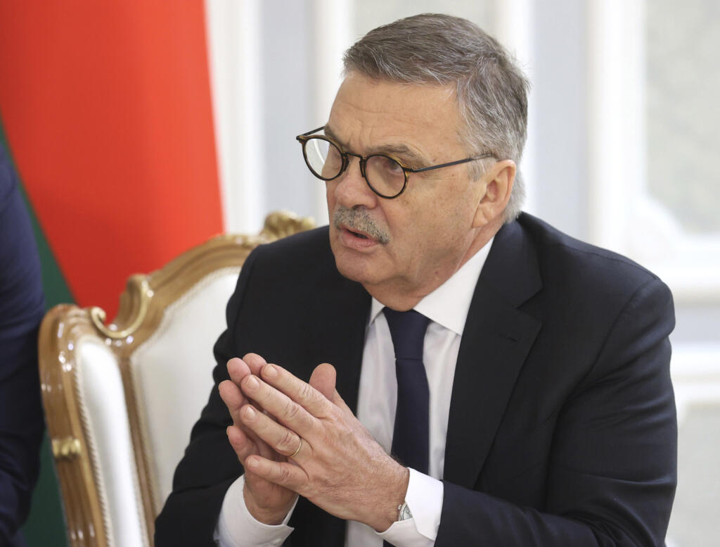 WA 35 Minsk - Prezident Medzinárodnej hokejovej federácie (IIHF) René Fasel počas stretnutia s bieloruským prezidentom Alexandrom Lukašenkom (nie je na snímke) v Minsku v pondelok 11. januára 2021. Spolu chcú prediskutovať prípravy na majstrovstvá sveta 2021. Svetový šampionát by sa mal konať od 21. mája do 6. júna v Minsku a lotyšskej Rige. V Bielorusku však pokračujú po augustových prezidentských voľbách rozsiahle protesty a prezident Alexander Lukašenko čelí kritike pre zmanipulované voľby a