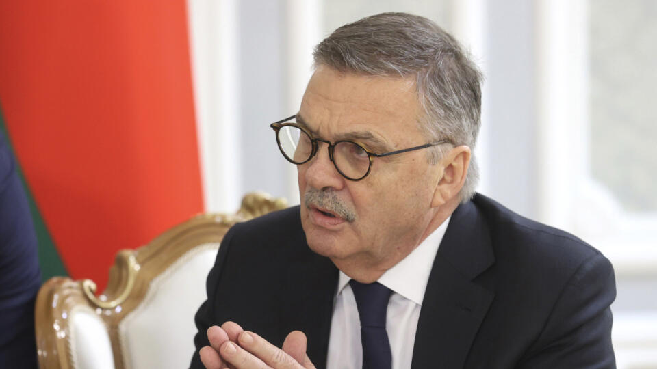 Prezident Medzinárodnej hokejovej federácie (IIHF) René Fasel počas stretnutia s bieloruským prezidentom Alexandrom Lukašenkom.