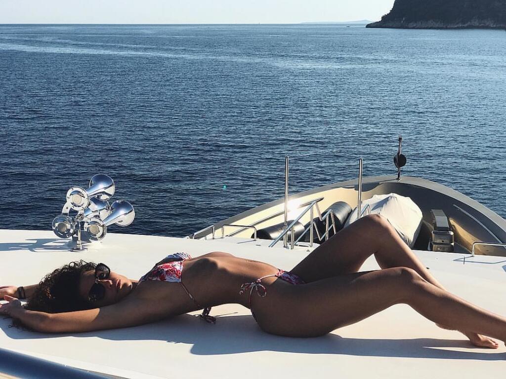 Život Jessicy je ako z rozprávky. Z čašníčky sa stala obletovaná modelka s bohatým futbalistom po boku.