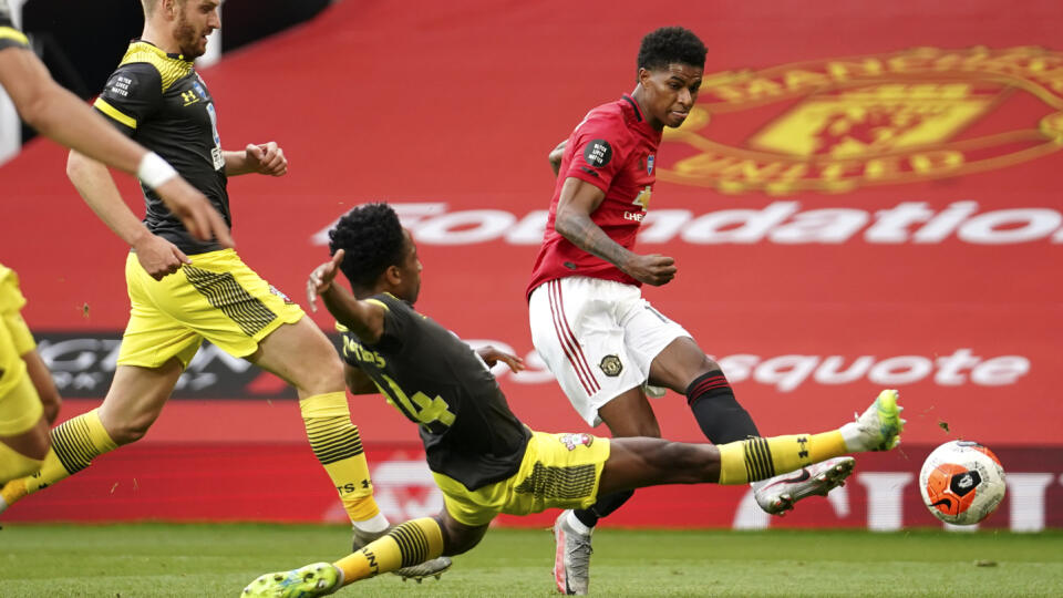 KK43 Bournemouth - Marcus Rashford z Manchestru United strieľa gól v zápase 35. kola anglickej Premier League Manchester United - Southampton 13. júla 2020 v Bournemouthe. FOTO TASR/AP
Manchester United's Marcus Rashford scores his team's first goal during the English Premier League soccer match between Manchester United and Southampton at Old Trafford in Manchester, England, Monday, July 13, 2020. (AP Photo/Dave Thompson,Pool)