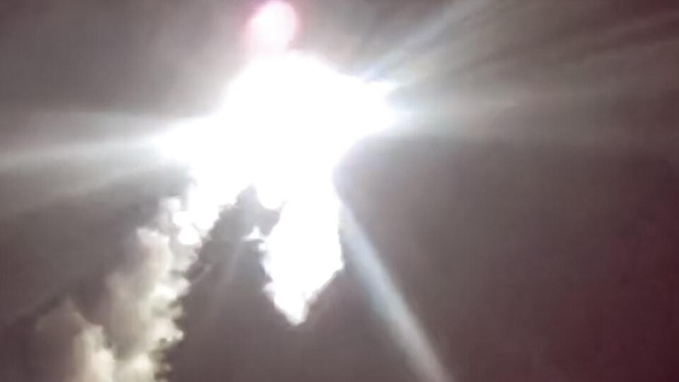 EBE 6 Moskva - Na snímke odpálenie hypersonickej rakety Cirkon (Zirkón) v Bielom mori na námorný cieľ vzdialený viac ako 400 kilometrov v pondelok 29. novembra 2021. Podľa kontrolných údajov let hypersonickej strely zodpovedal stanoveným parametrom. Cieľ bol zasiahnutý,