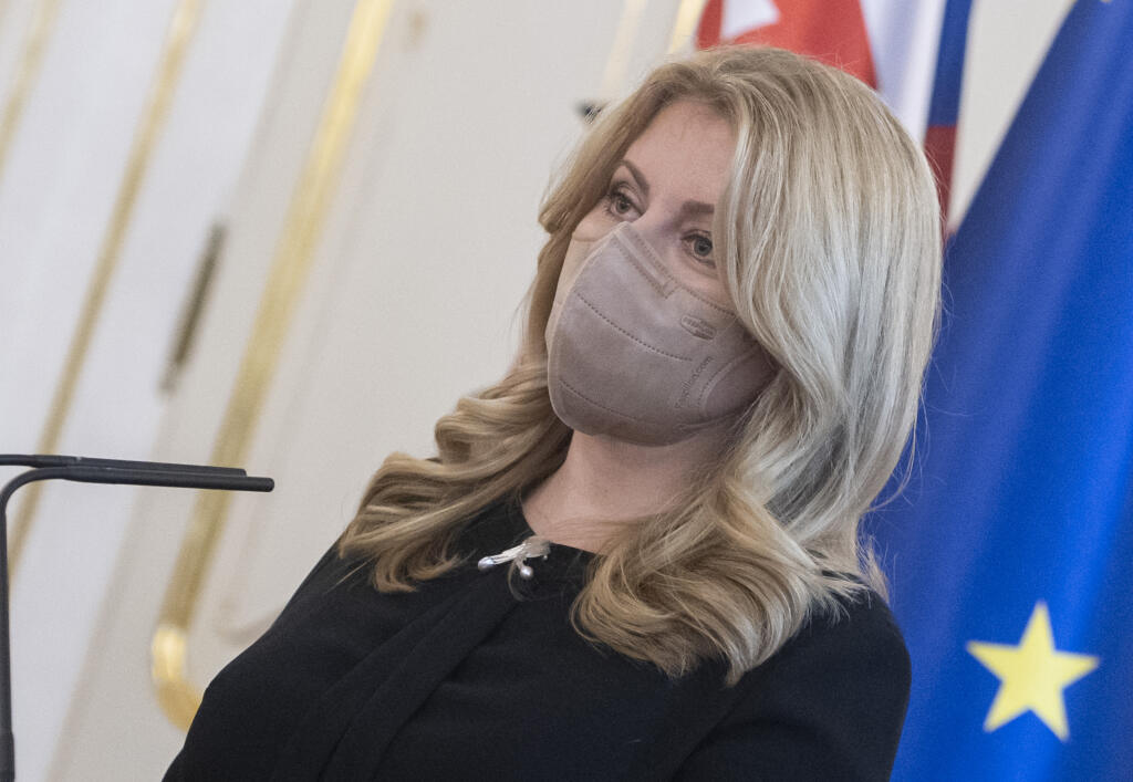 Prezidentka Zuzana Čaputová prijala demisiu doterajšieho ministra pôdohospodárstva a rozvoja vidieka Jána Mičovského v utorok 8. júna 2021 v Bratislave. Za jeho nástupcu vymenovala Samuela Vlčana. FOTO TASR - Martin Baumann