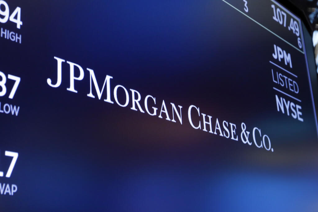 KK15 New York - Na archívnej snímke z 16. augusta 2019 logo banky JPMorgan Chase na newyorskej burze. Americká banka JPMorgan Chase zaplatí rekordných viac než 900 miliónov USD za manipuláciu trhov s drahými kovmi a štátnymi dlhopismi. Uviedla to Americká komisia pre obchodovanie s komoditami (CFTC). FOTO TASR/AP
FILE - In this Aug. 16, 2019, file photo, the logo for JPMorgan Chase & Co. appears above a trading post on the floor of the New York Stock Exchange in New York. JPMorgan Chase admitted
