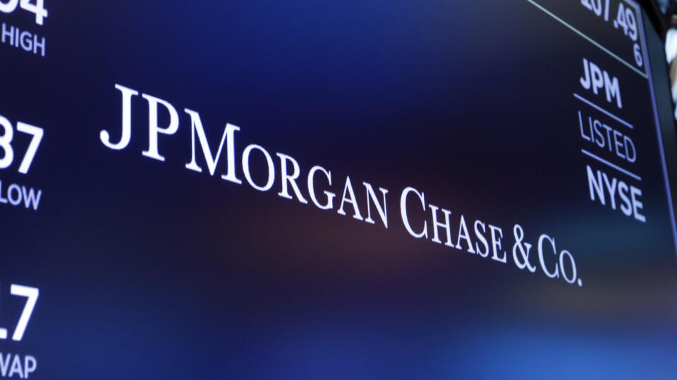 KK15 New York - Na archívnej snímke z 16. augusta 2019 logo banky JPMorgan Chase na newyorskej burze. Americká banka JPMorgan Chase zaplatí rekordných viac než 900 miliónov USD za manipuláciu trhov s drahými kovmi a štátnymi dlhopismi. Uviedla to Americká komisia pre obchodovanie s komoditami (CFTC). FOTO TASR/AP
FILE - In this Aug. 16, 2019, file photo, the logo for JPMorgan Chase & Co. appears above a trading post on the floor of the New York Stock Exchange in New York. JPMorgan Chase admitted