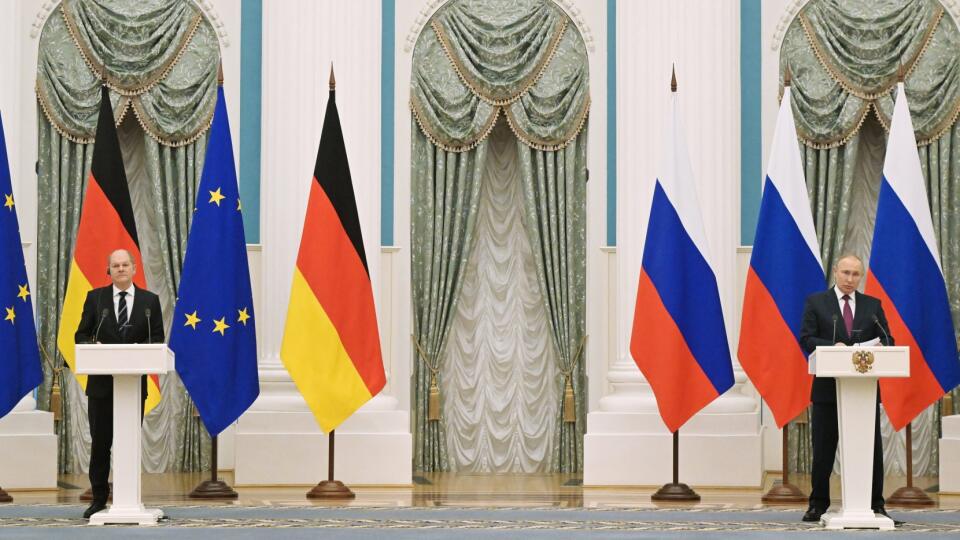 JB 38 Moskva - Ruský prezident Vladimir Putin (vpravo) a nemecký kancelár Olaf Scholz počas spoločnej tlačovej konferencie po ich stretnutí v Moskve 15. februára 2022. Rusko je pripravené rokovať so Spojenými štátmi a Severoatlantickou alianciou (NATO) o opatreniach zameraných na budovanie vzájomnej dôvery. Vyhlásil to v utorok ruský prezident Vladimir Putin po rokovaniach s nemeckým kancelárom Olafom Scholzom. Podľa Putina Rusko nechce vojnu, a preto predložilo bezpečnostné návrhy týkajúce sa s