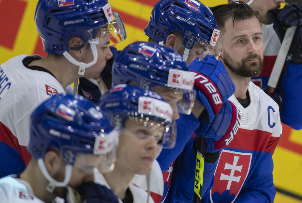 Na snímke slovenskí hokejisti, vpravo kapitán Tomáš Tatar reagujú po prehre 1:2 v zápase základnej A - skupiny Slovensko - Nemecko na 85. majstrovstvách sveta v ľadovom hokeji v Helsinkách v sobotu 14. mája 2022.