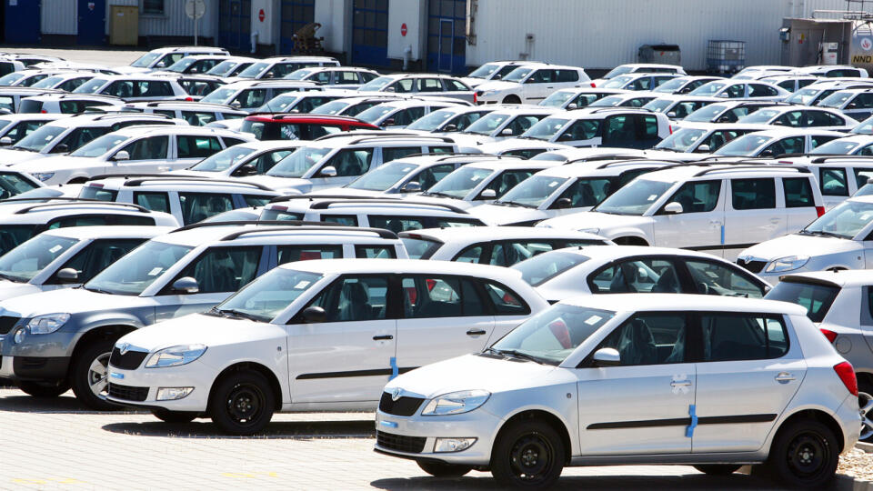 Ak si kupujete auto, od februára 2017 budete platiť registračný poplatok po novom.