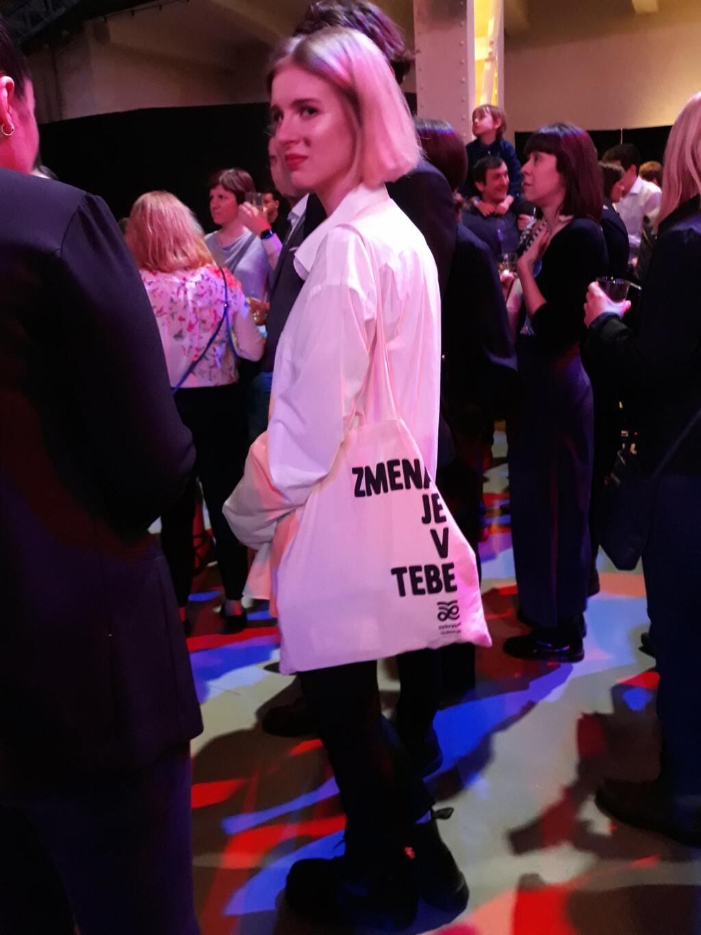 Emma Čaputová v Starej tržnici počas volebnej noci.