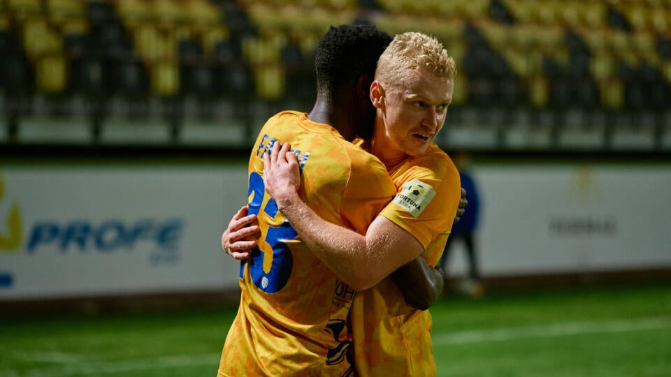 Futbalisti Pohronia Alieu Fadera (vľavo) a James Weir sa tešia po góle počas zápasu 12. kola futbalovej Fortuna ligy FK Pohronie - FC ViOn Z. Moravce-Vráble 31. októbra 2020 v Žiari nad Hronom. FOTO pre TASR - Dušan Pethö