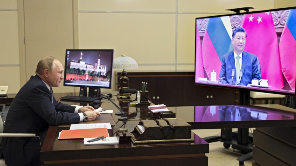 EBE 3 Moskva - Na snímke ruský prezident Vladimir Putin počas videokonferencie s čínskym prezidentom Si Ťin-pchingom (na monitore) v Moskve 15. decembra 2021. Čínsky prezident Si Ťin-pching poďakoval ruskému prezidentovi Vladimirovi Putinovi za to, že odolal pokusom o