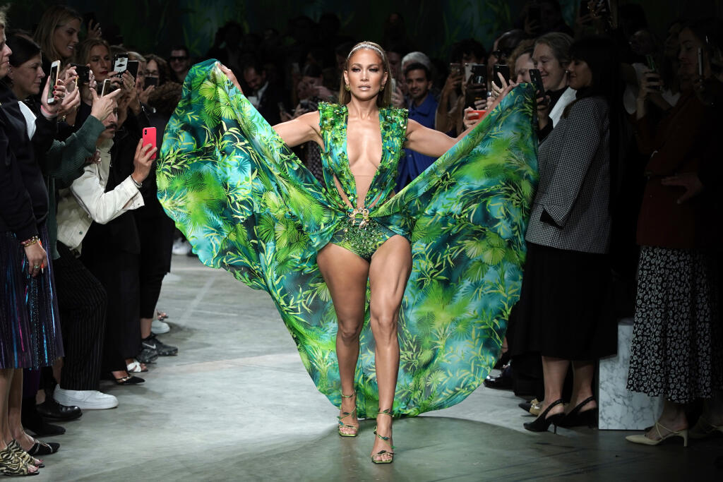 Jennifer Lopez na módnej prehliadke Versace v talianskom Miláne.