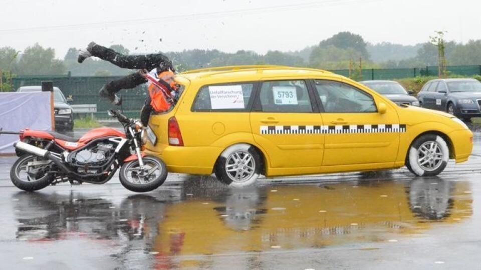 Pri rýchlosti nad 60 km/h je náraz zväčša