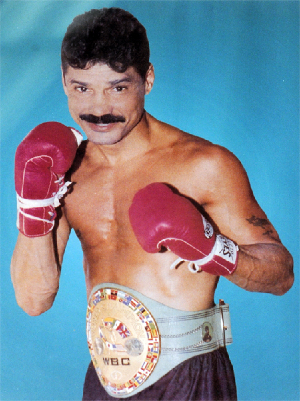 ALEXIS ARGUELLO (†57) - Bývalý boxerský nikaragujský šampión zomrel 1. júla 2009. Starostu hlavného mesta krajiny našli mŕtveho v jeho dome s priestrelom srdca. Podľa polície si šampión v troch váhových kategóriách spôsobil smrteľné zranenie sám s revolverom ráže 9 milimetrov.
