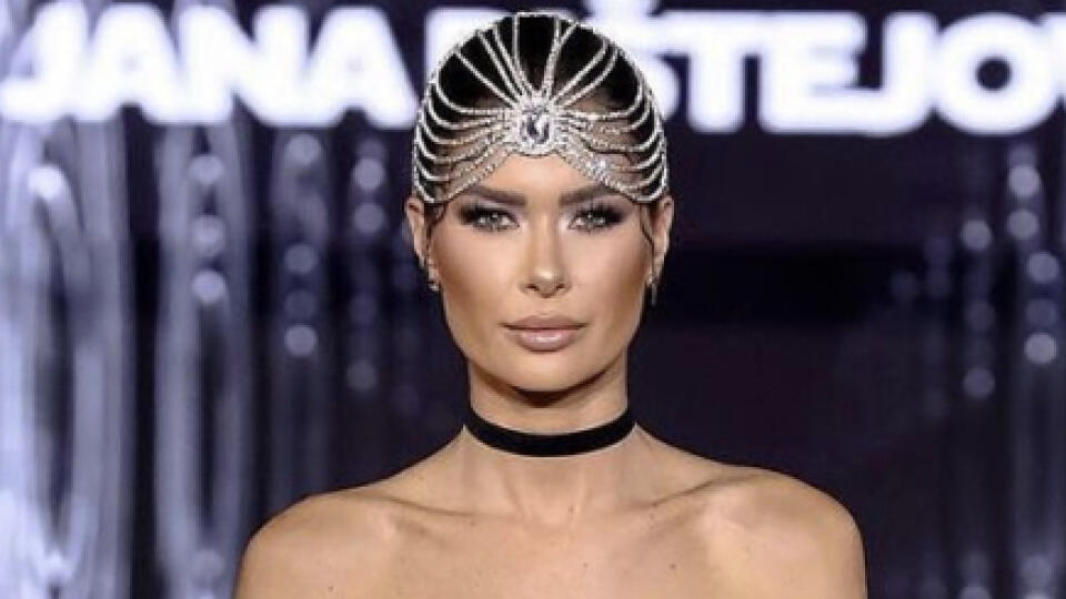 Kmotríkova krásna frajerka to rozbalila na módnej prehliadke.