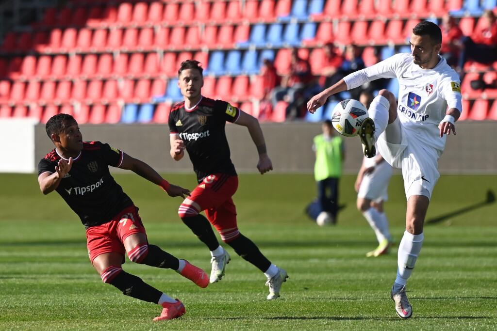 Na snímke v popredí zľava hráč Trnavy Dyjan Azevedo a hráč Serede Martin Šulek počas zápasu 6. kola nadstavbovej časti skupiny o titul Fortuna ligy ŠKF Sereď - FC Spartak Trnava v Zlatých Moravciach v nedeľu 17. apríla 2022.