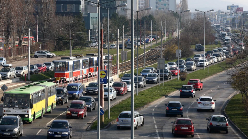 Regióny: Ranná dopravná zápcha z bratislavskej mestskej časti Rača. Redakčný test na trase Rustaveliho - Zochova.