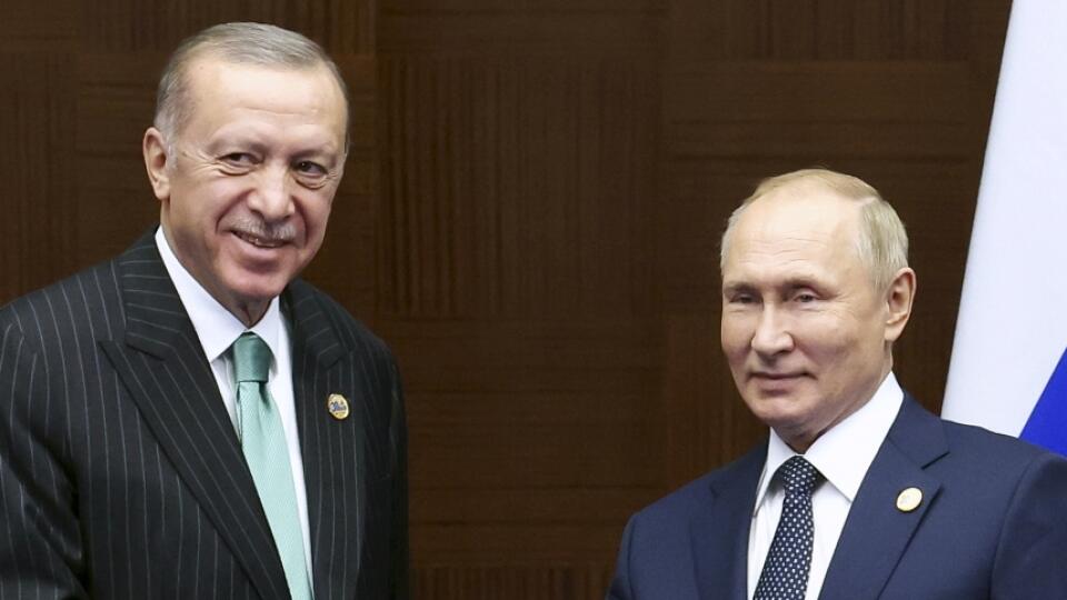 KK46 Astana - Na snímke zľava turecký prezident Recep Tayyip Erdogan a ruský prezident Vladimir Putin počas stretnutia na Konferencii o interakcii a opatreniach na budovanie dôvery v Ázii (CICA) 13. októbra 2022 v kazašskej Astane. FOTO TASR/AP
Russia's President Vladimir Putin, right, and Turkey's President Recep Tayyip Erdogan shake hands during their meeting on sidelines of the Conference on Interaction and Confidence Building Measures in Asia (CICA) summit, in Astana, Kazakhstan, Thursday, O