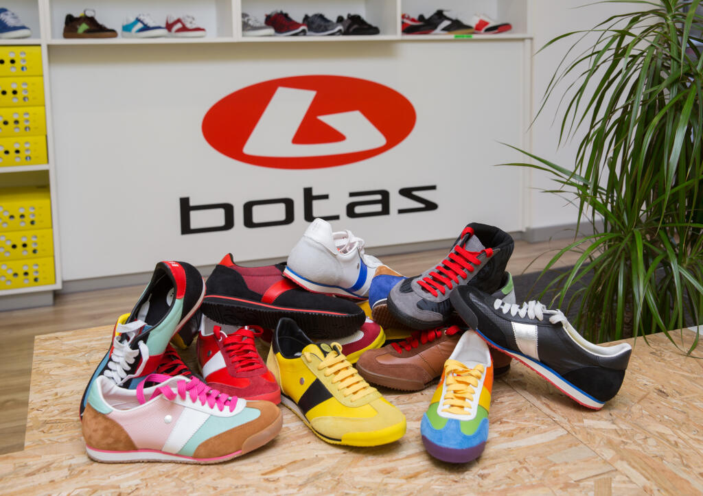 Bratislava - Špitálska ulica - obchod Botas - obuv - tenisky
