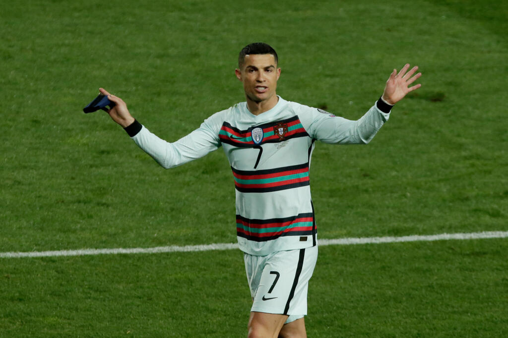 Cristiano Ronaldo najprv protestoval u rozhodcov, potom zahodil kapitánsku pásku a zišiel z ihriska.