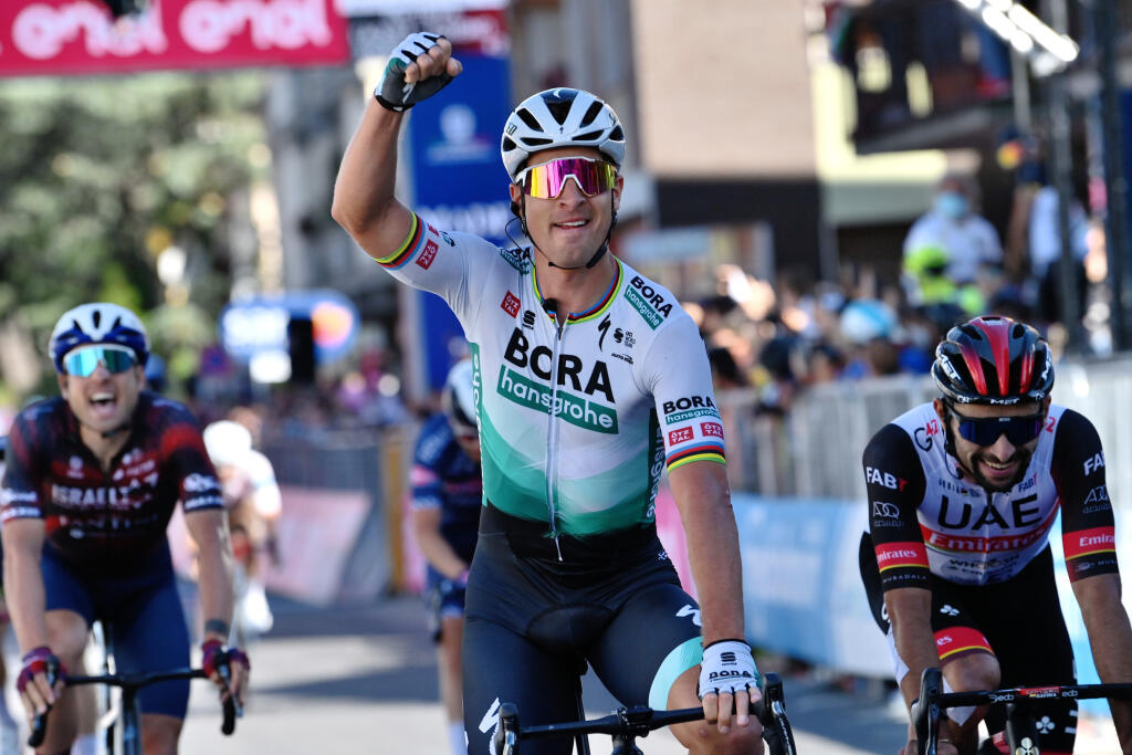 EBE 18 Foligno - Na snímke uprostred slovenský cyklista Peter Sagan víťazí v 10. etape 104. ročníka Giro d'Italia v pondelok 17. mája 2021. Jazdec z tímu Bora-Hansgrohe mal najsilnejšie nohy v záverečnom špurte 139 km dlhej trasy z L’Aquily do Foligna a pripísal si druhý triumf na podujatí. Vlani vyhral taktiež v desiatej etape. FOTO TASR/AP
Peter Sagan celebrates as he crosses the finish line to win the tenth stage of the Giro d'Italia cycling race, from L'Aquila to Foligno, Italy, Monday, May