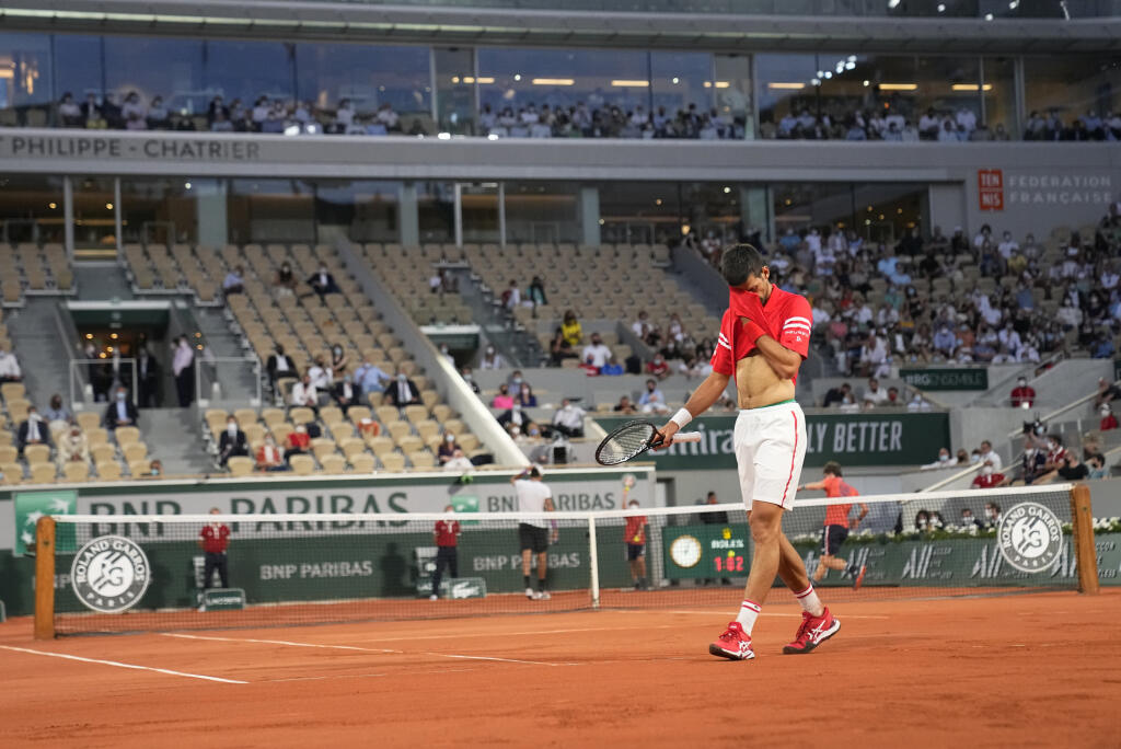 JB 42 Paríž - Srbský tenista Novak Djokovič si utiera tvár v zápase proti Talianovi Matteovi Berrettinimu v štvrťfinále dvojhry na grandslamovom turnaji Roland Garros v Paríži 9. júna 2021. FOTO TASR/AP
Serbia's Novak Djokovic wipes his face as he plays Italy's Matteo Berrettini during their quarterfinal match of the French Open tennis tournament at the Roland Garros stadium Wednesday, June 9, 2021 in Paris. (AP Photo/Michel Euler)