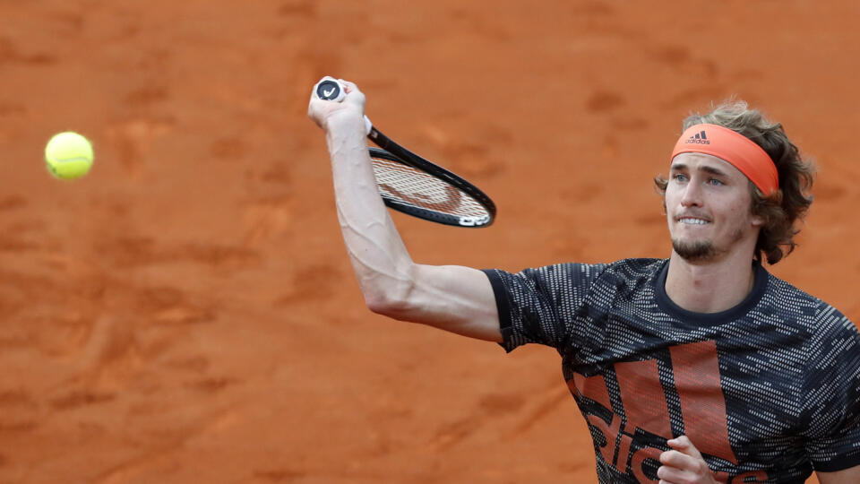 JB 37 Belehrad - Nemecký tenista Alexander Zverev odvracia loptičku v zápase štvorhry počas charitatívneho turnaja Adria Tour v Belehrade 12. júna 2020. Srbský tenista Novak Djokovič odohrá sériu tenisových turnajov na Balkáne, keďže svetové turnaje sú pre pandémiu nového koronavírusu pozastavené. FOTO TASR/AP
Germany's Alexander Zverev returns the ball during a 'rolling' tennis doubles match of the Adria Tour charity tournament, in Belgrade, Serbia, Friday, June 12, 2020. Players change double
