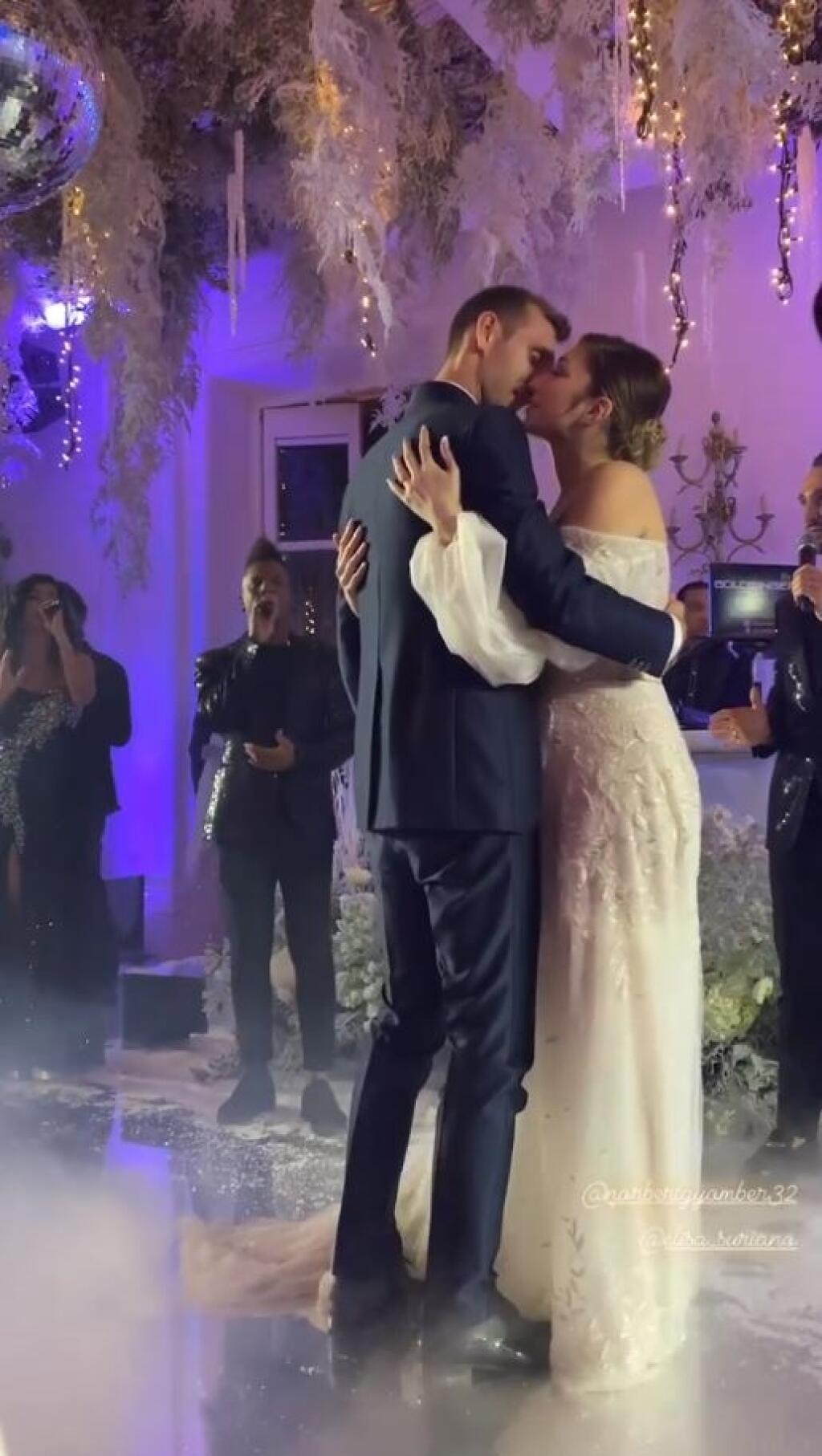 Prvý tanec mladomanželov vyzeral vo svadobnej výzdobe ako zo zimnej rozprávky.