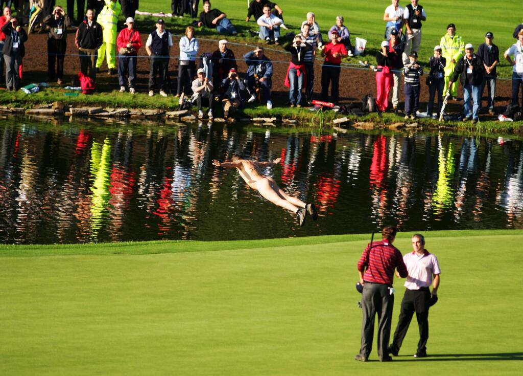 História golfu je plná narušitešov turnajov. V minulosti sa našlo množstvo fanúšikov, ktorí často vybehli na green úplne nahí a okorenili priebeh turnaja.
