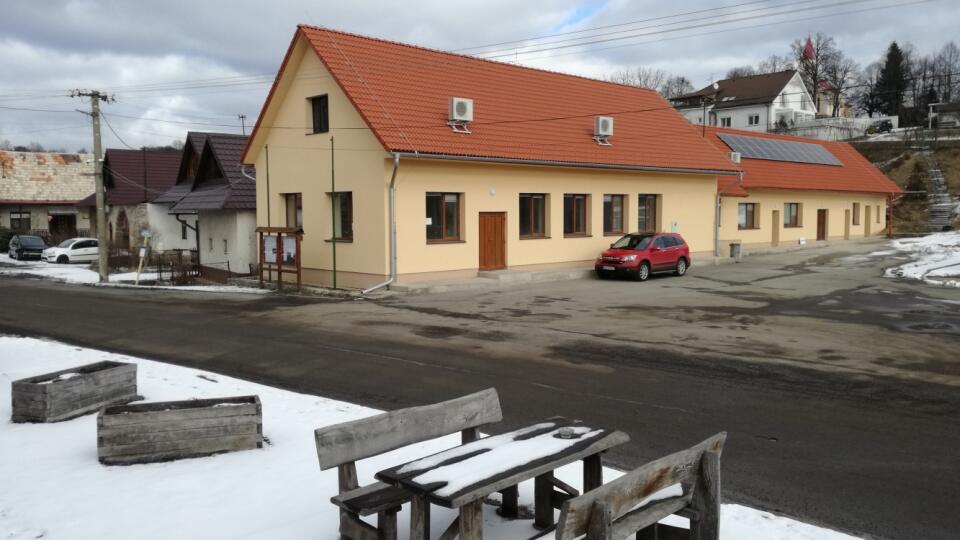 Približne 250.000 eur stála obec Dubové v okrese Zvolen rekonštrukcia kultúrneho domu (na snímke). Obnovu objektu z 50. rokov uplynulého storočia ukončili koncom minulého roka. Dubové, 26. januára 2022. FOTO TASR - Jozef Poliak