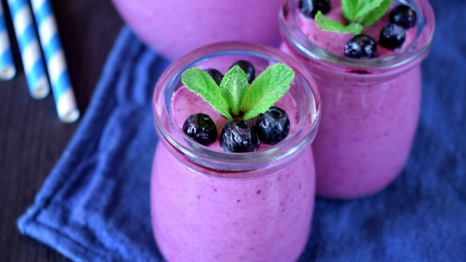 Blueberry,Smoothie,In,Glass,Jars,Topped,With,Berries,And,Mint