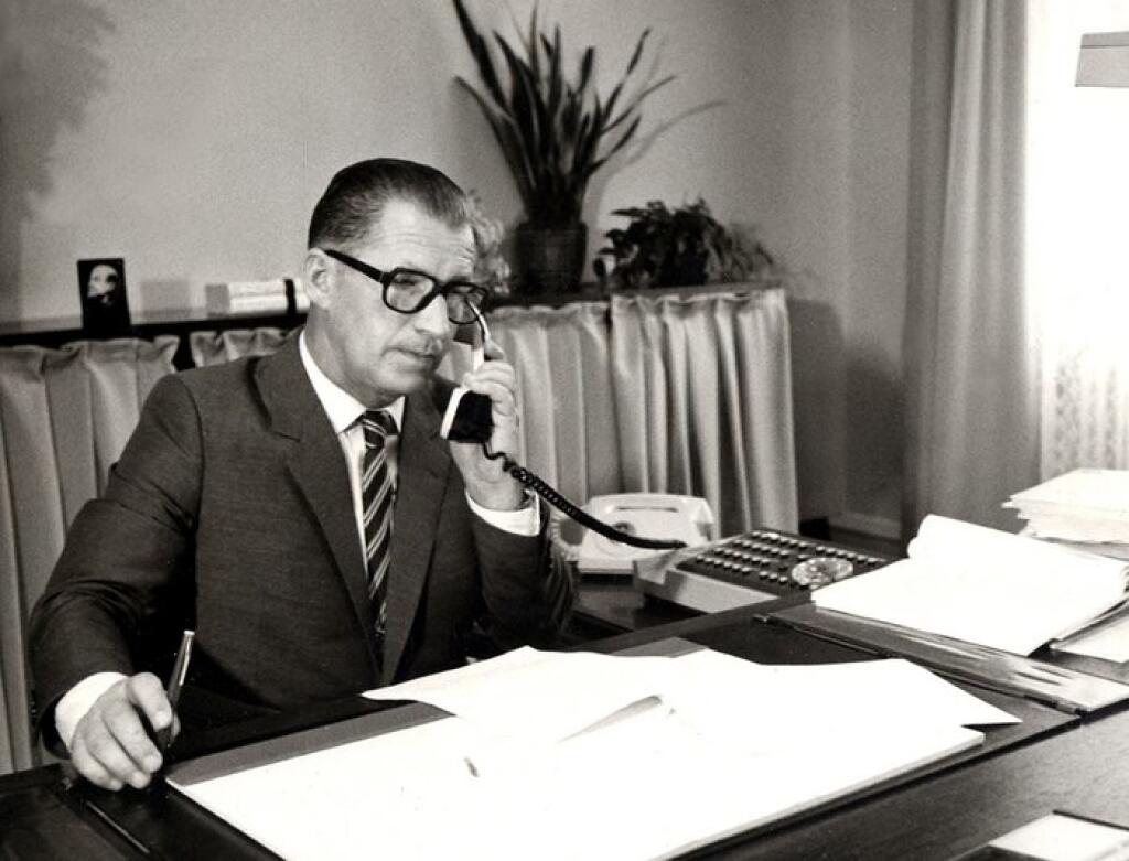 Na archívnej snímke z októbra 1984 je predseda vlády ČSSR Ľubomír Štrougal vo svojej pracovni v Prahe.