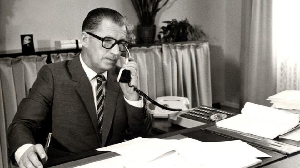 Na archívnej snímke z októbra 1984 je predseda vlády ČSSR Ľubomír Štrougal vo svojej pracovni v Prahe.