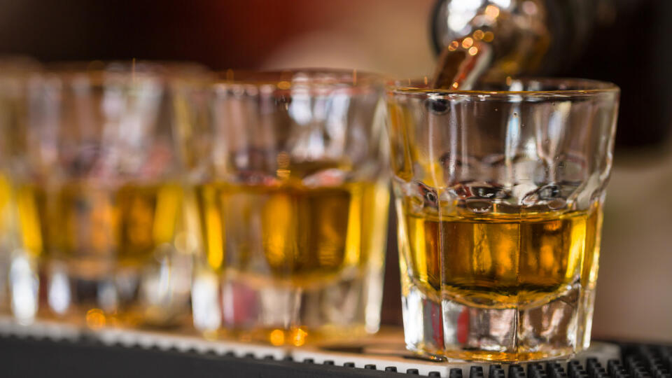 nočný klub - nápoj - drink - alkohol - whisky