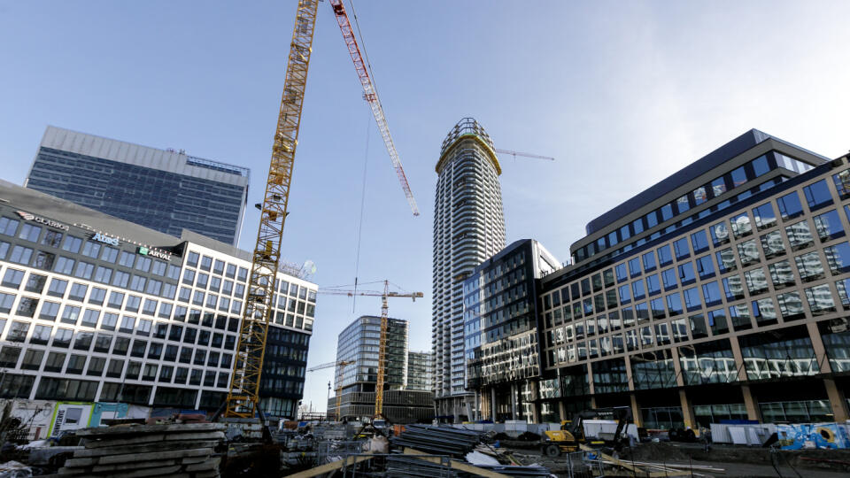 Na snímke prebiehajúca výstavba projektu Eurovea II, ktorá sa blíži k dokončeniu všetkých objektov. Pred dosiahnutím plnej architektonickej výšky je aj Eurovea Tower, prvý bratislavský a slovenský mrakodrap. V Bratislave 13. januára 2023. FOTO TASR - Dano Veselský