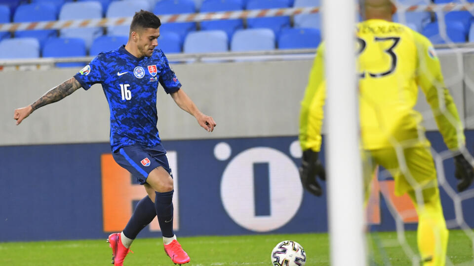 Na snímke zľava Róbert Mazáň (Slovensko) a brankár Darren Randolph (Írsko) počas futbalového zápasu semifinále play off ME 2020 Slovensko - Írsko 8. októbra 2020 v Bratislave. FOTO TASR - Michal Svítok