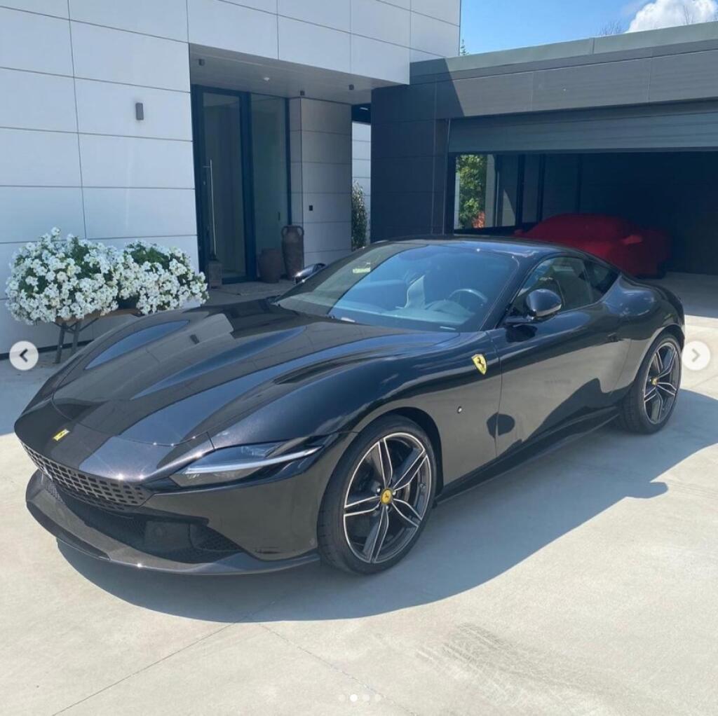 Kapitán reprezentácie Marek Hamšík si naposledy urobil radosť na narodeniny týmto Ferrari Roma. Auto so vzpínajúcim sa koňom zďaleka nie je jediným v jeho garáži.