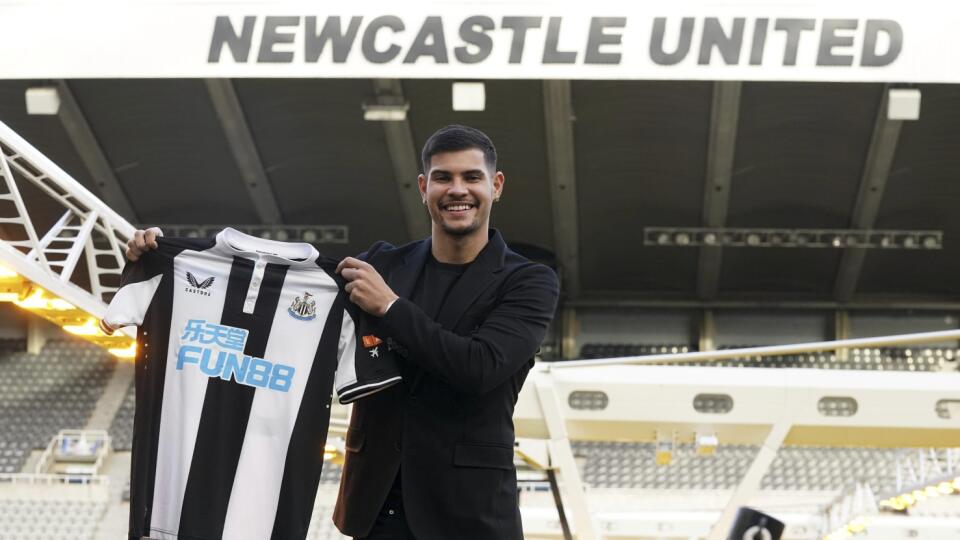 Nová posila Newcastru United stredopoliar Bruno Guimaraes pózuje s dresom po tlačovej konferencii.