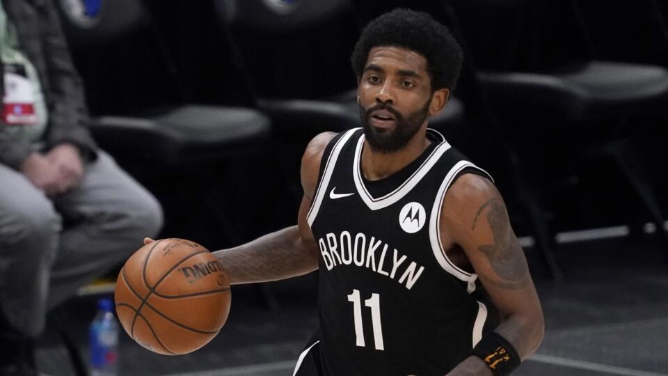 Na archívnej snímke zo 6. mája 2021 basketbalista Brooklynu Nets Kyrie Irving.