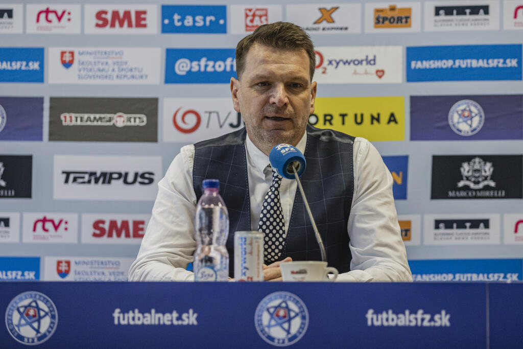 Tréner Štefan Tarkovič sa prvýkrát od znovuzvolenia do funkcie lodivoda slovenskej futbalovej reprezentácie postavil pred novinárov.
