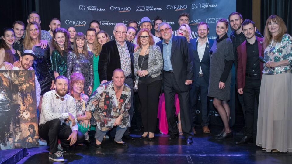 Slávnostná premiéra muzikálu Cyrano z predmestia.