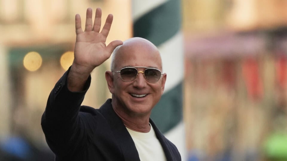 AZ3 Benátky - Na snímke Jeff Bezos, zakladateľ a majiteľ spoločnosti Blue Origin kýva v Benátkach 25. júna 2025. Jeff Bezos, zakladateľ a majiteľ spoločnosti Blue Origin, môže využiť roztržku vo vzťahoch medzi americkým prezidentom Donaldom Trumpom a technologickým miliardárom Elonom Muskom na posilnenie svojich pozícií a získanie nových vládnych zákaziek, napísal vo štvrtok 26. júna 2025 denník Wall Street Journal (WSJ). FOTO TASR/AP
Amazon multi-billionaire founder Jeff Bezos waves as he lea