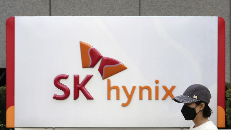 KK3 Seongnam - Na snímke žena kráča okolo loga spoločnosti SK Hynix 20. októbra 2020 v juhokórejskom meste Seongnam. Druhý najväčší výrobca čipov na svete, juhokórejský SK Hynix, v utorok oznámil, že sa dohodol na kúpe divízie pamäťových čipov NAND od spoločnosti Intel za rekordných 9 miliárd USD (7,64 miliardy eur). Táto transakcia posilní jeho pozíciu, stane sa druhým najväčším výrobcom čipov na svete. FOTO TASR/AP
A woman walks by the logo of SK Hynix Inc. in front of its office in Seongnam,