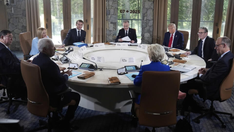 WA 32 Kananaskis - Na snímke zľava japonský premiér Šigeru Išiba, talianska premiérka Giorgia Meloniová, francúzsky prezident Emmanuel Macron, kanadský premiér Mark Carney, americký prezident Donald Trump, britský premiér Keir Starmer, nemecký kancelár Friedrich Merz, predsedníčka Európskej komisie Ursula von der Leyenová a predseda Európskej rady António Costa počas summitu G7 v kanadskom Kananaskise v pondelok 16. júna 2025. FOTO TASR/AP
Japan's Prime Minister Shigeru Ishiba, from left, Italy