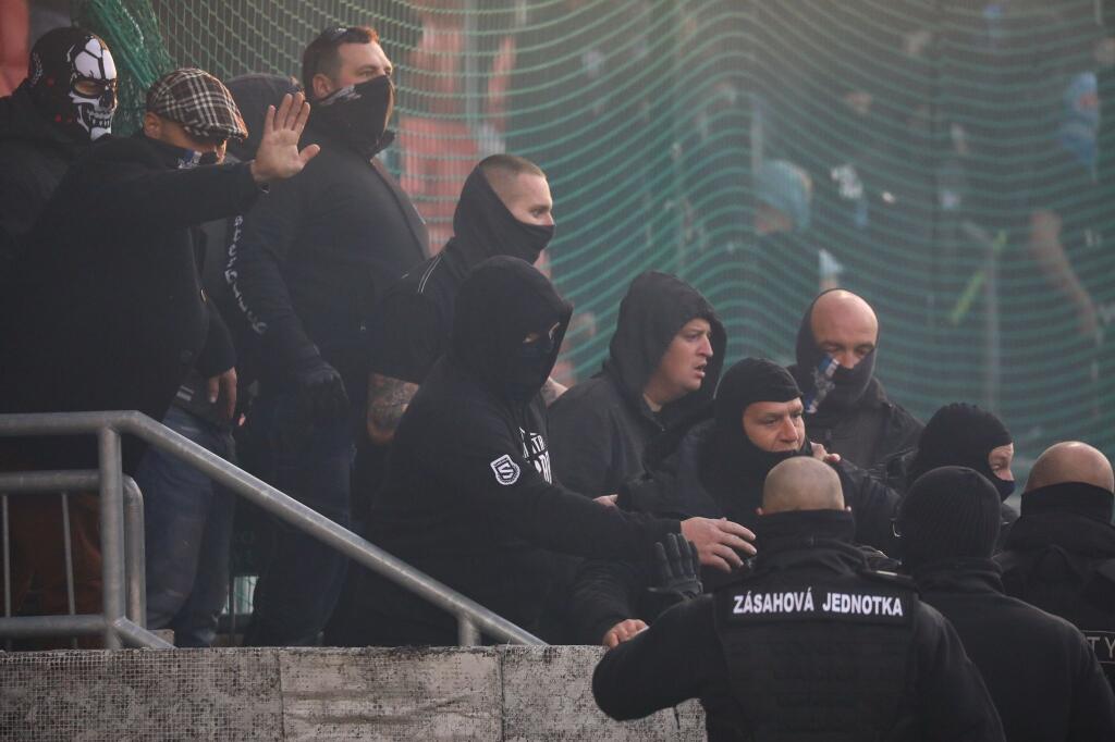 Šokujúce zábery z derby medzi Spartakom Trnava a Slovanom Bratislava. Fanúšikovia sa vtrhli na hraciu plochu a bili sa hlava nehlava.