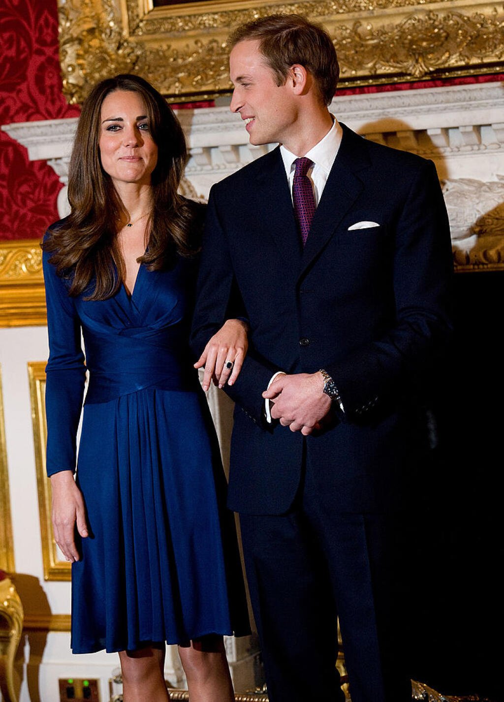 Kate a William v roku 2010 pri oznámení zásnub.